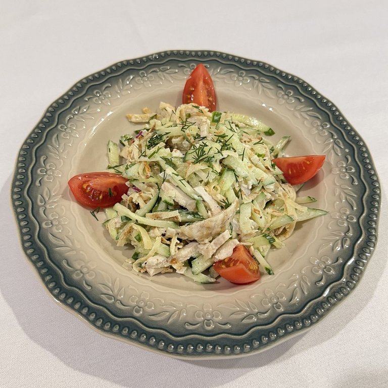 Д Салат с блином и курицей